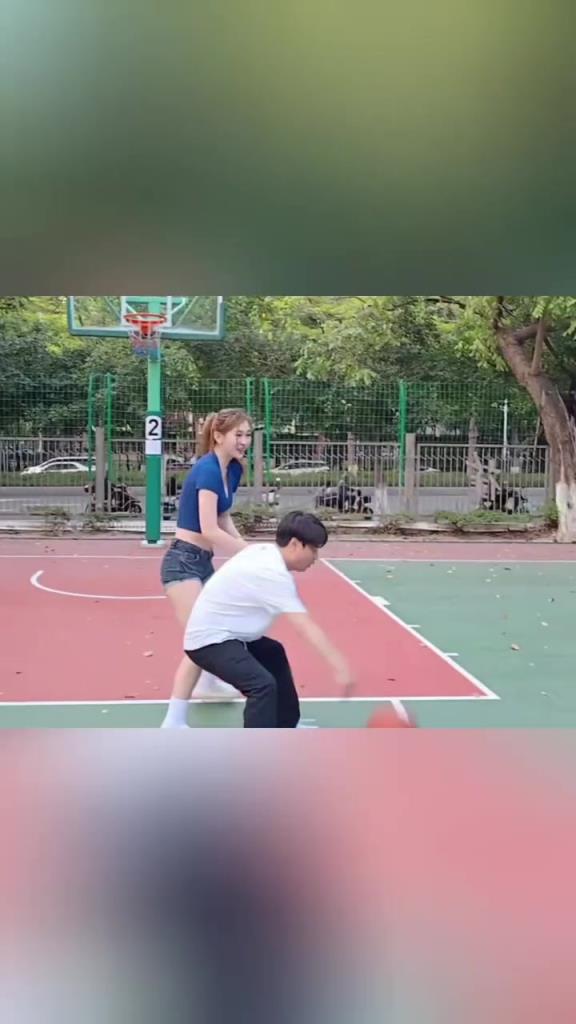 集夢(mèng)會(huì)長(zhǎng)背打一米8的女生，這是真打球啊！