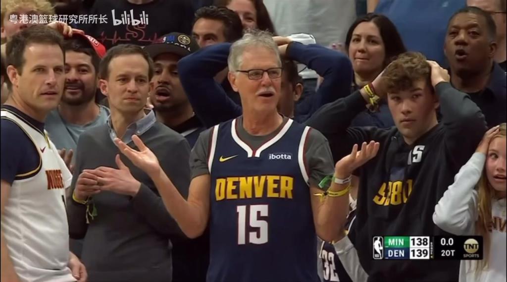 導(dǎo)火索？回顧此前掘金對(duì)陣森林狼，威少送出三分犯規(guī)后的眾生相！