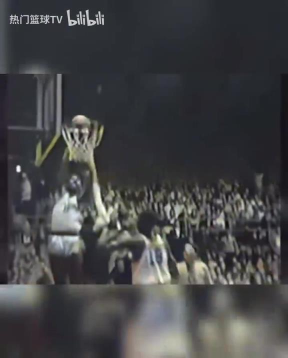 這是怪物嗎？張伯倫高中時(shí)期是怎么打球的？校園里的明星！