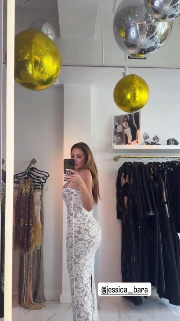 徐娘半老！皮蓬前妻穿吊帶裙自拍，這身材也太炸裂了！