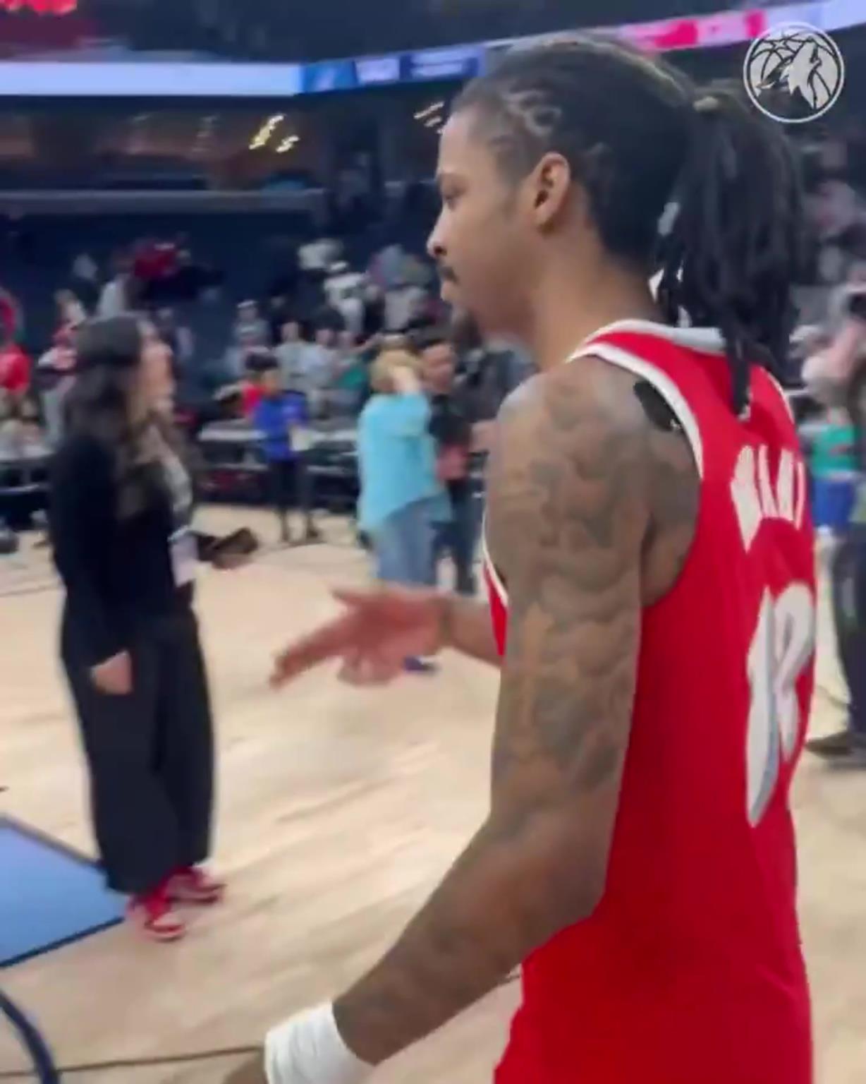 笑死！莫蘭特賽后與華子握手，竟然也是比出“手槍”的手勢(shì)