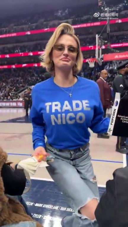 主場(chǎng)不準(zhǔn)球迷打印“解雇Nico”標(biāo)語(yǔ)，女球迷就出此下策