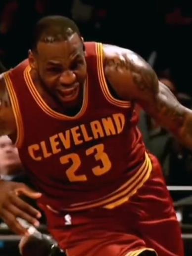 老詹這恐怖的大體格，完美詮釋什么叫“人型坦克”！