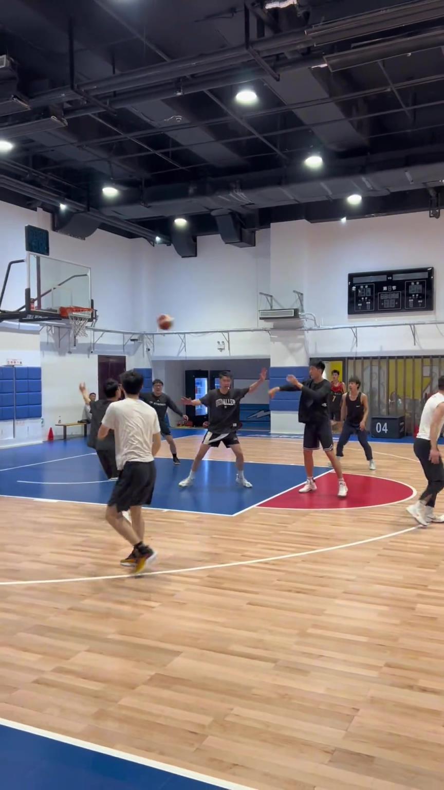 對手回家后：老婆，我今天在野球場匹配到巔峰馬刺隊了！