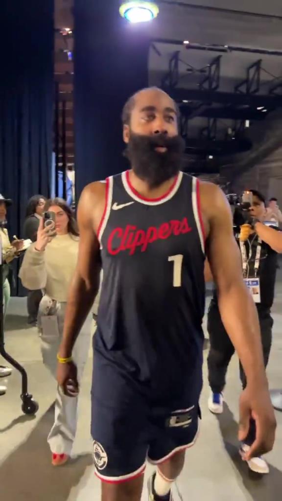 爆砍39分！哈登賽后走入球員通道氣喘吁吁：今天是場艱苦的戰(zhàn)斗