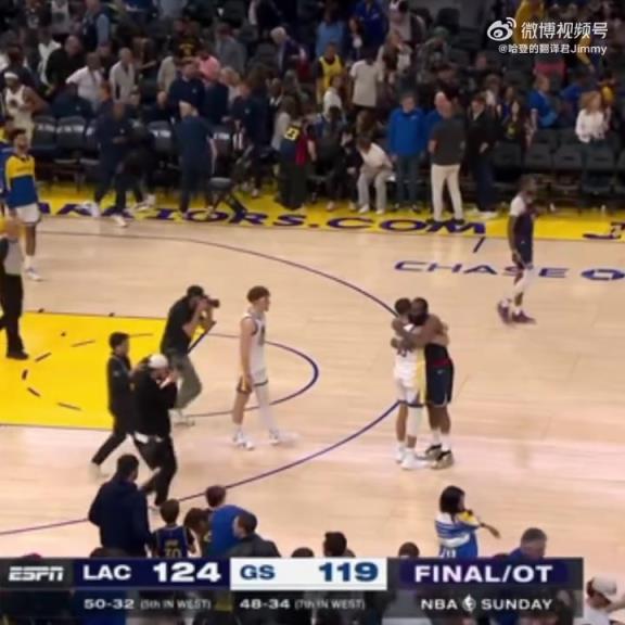 09雙雄傾盡全力！哈登和庫(kù)里賽后第一時(shí)間擁抱在一起