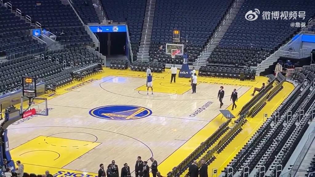 今天沒(méi)有得到出場(chǎng)機(jī)會(huì)！庫(kù)明加賽后還留在場(chǎng)地練習(xí)投籃