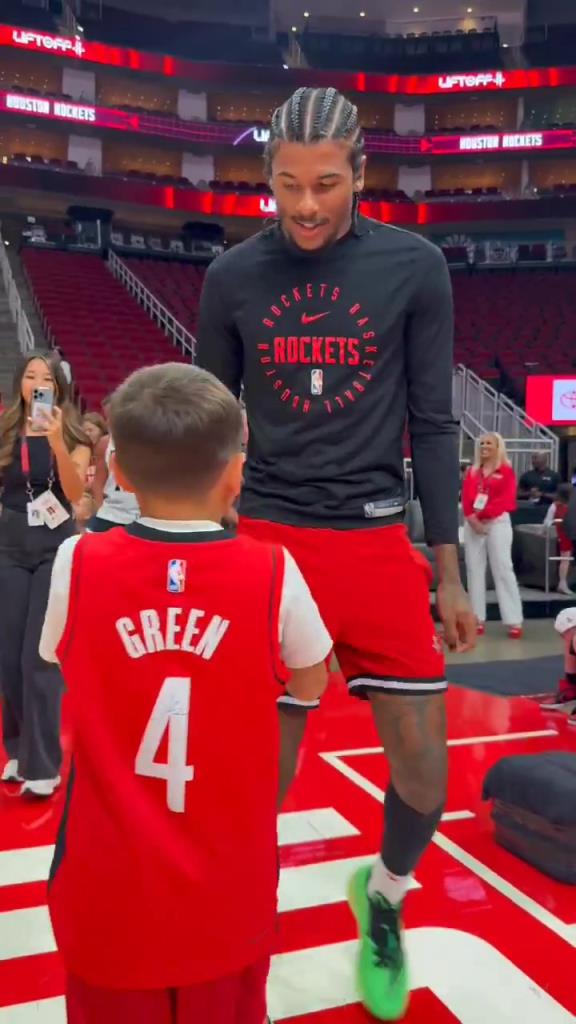 暖心偶像！小球迷賽前得到杰倫格林親簽球鞋球衣