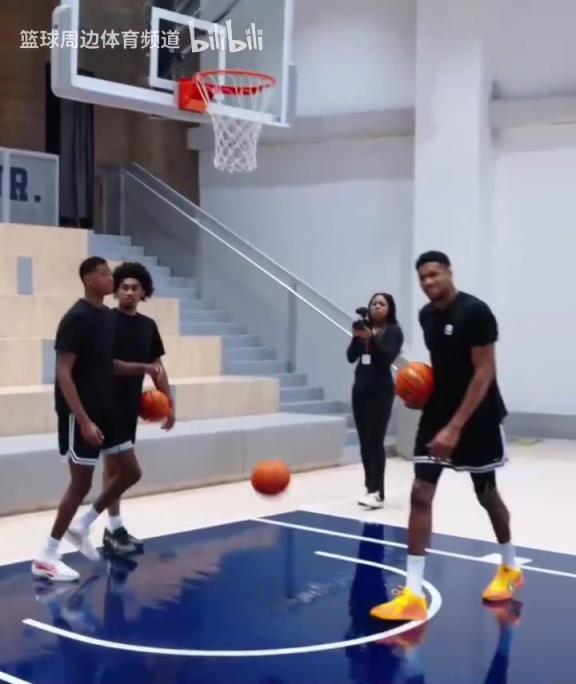 別人能學(xué)得來(lái)嗎？名場(chǎng)面：字母哥指導(dǎo)小球員籃下腳步！