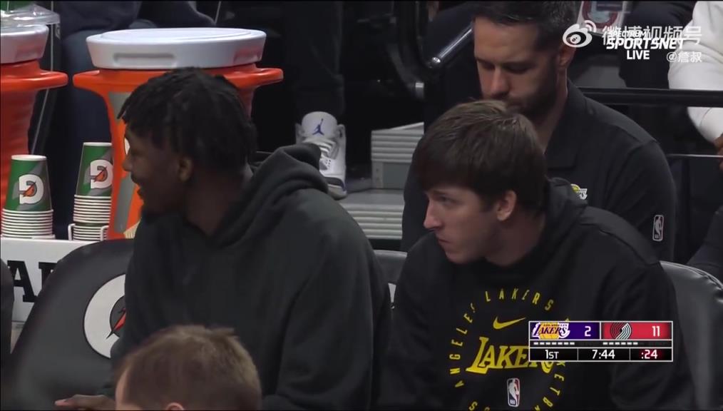 鎖定西部第三愜意得很！里夫斯輪休在板凳席上吃東西被抓拍到了