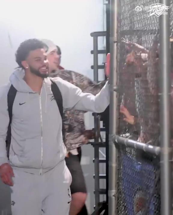 68勝歷史第五傲人戰(zhàn)績(jī)！雷霆全員回到OKC，當(dāng)?shù)厍蛎詿崆榻訖C(jī)