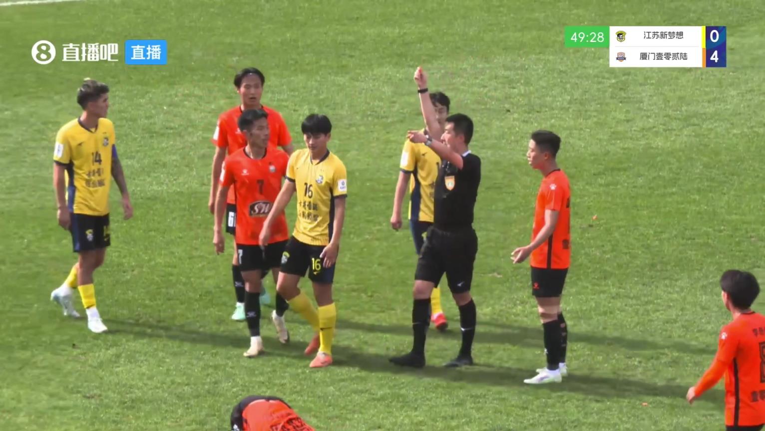 比姆巴佩抬的還高，中冠球員亮鞋釘兇狠蹬踏被裁判直紅驅逐