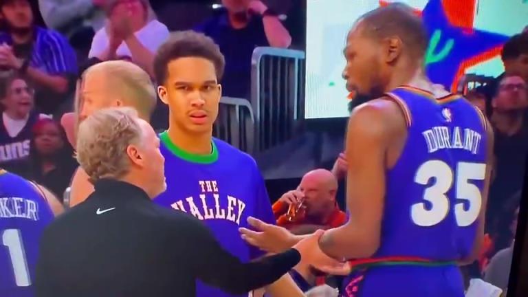 下課導(dǎo)火索？主帥布登此前抓住KD手臂要說(shuō)什么，被一把甩開！