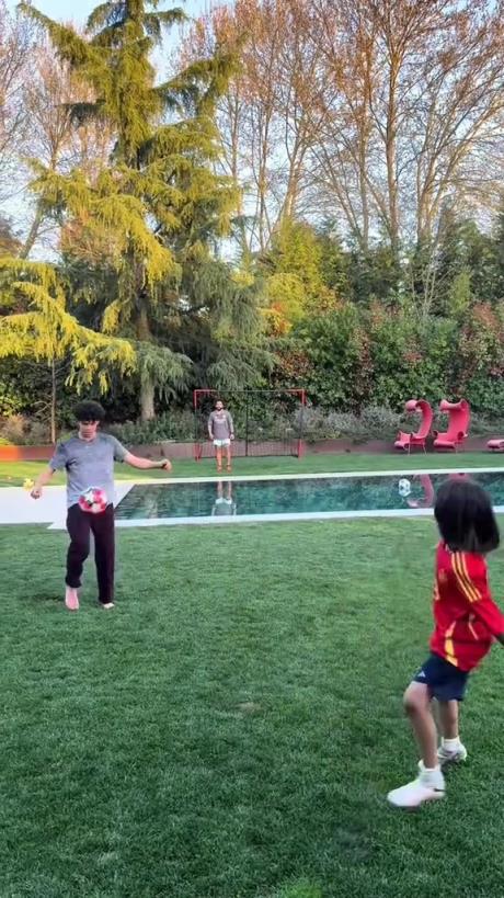 馬塞洛和兒子隔水相傳！大兒子腳法有點東西的！