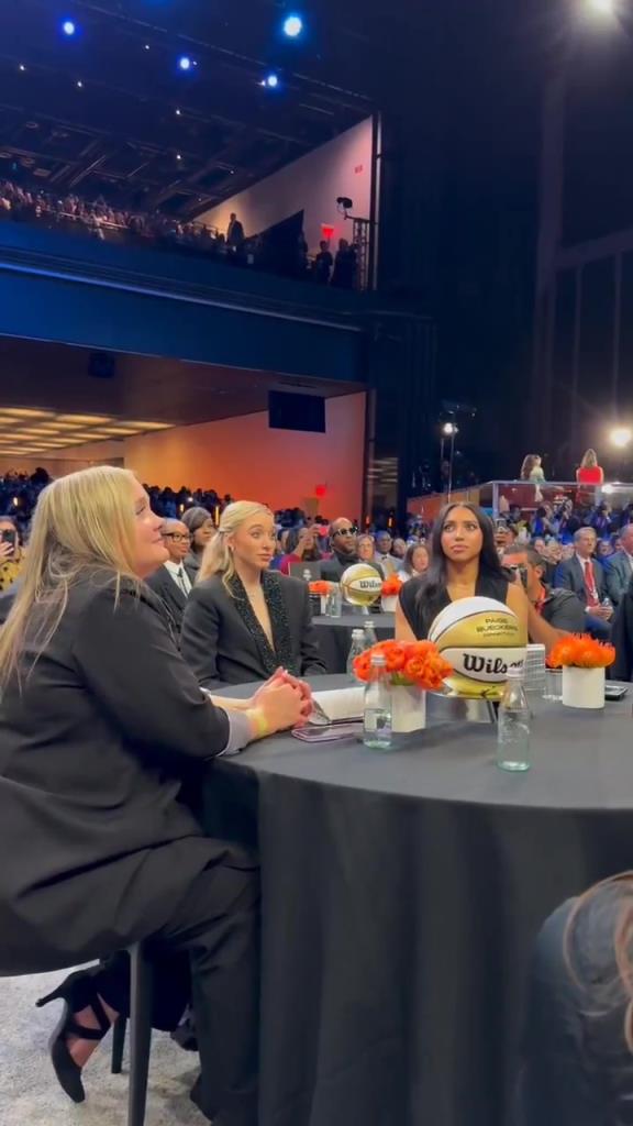 今天這穿搭，差點(diǎn)沒(méi)認(rèn)出來(lái)！佩奇-布克斯當(dāng)選WNBA狀元后十分淡定