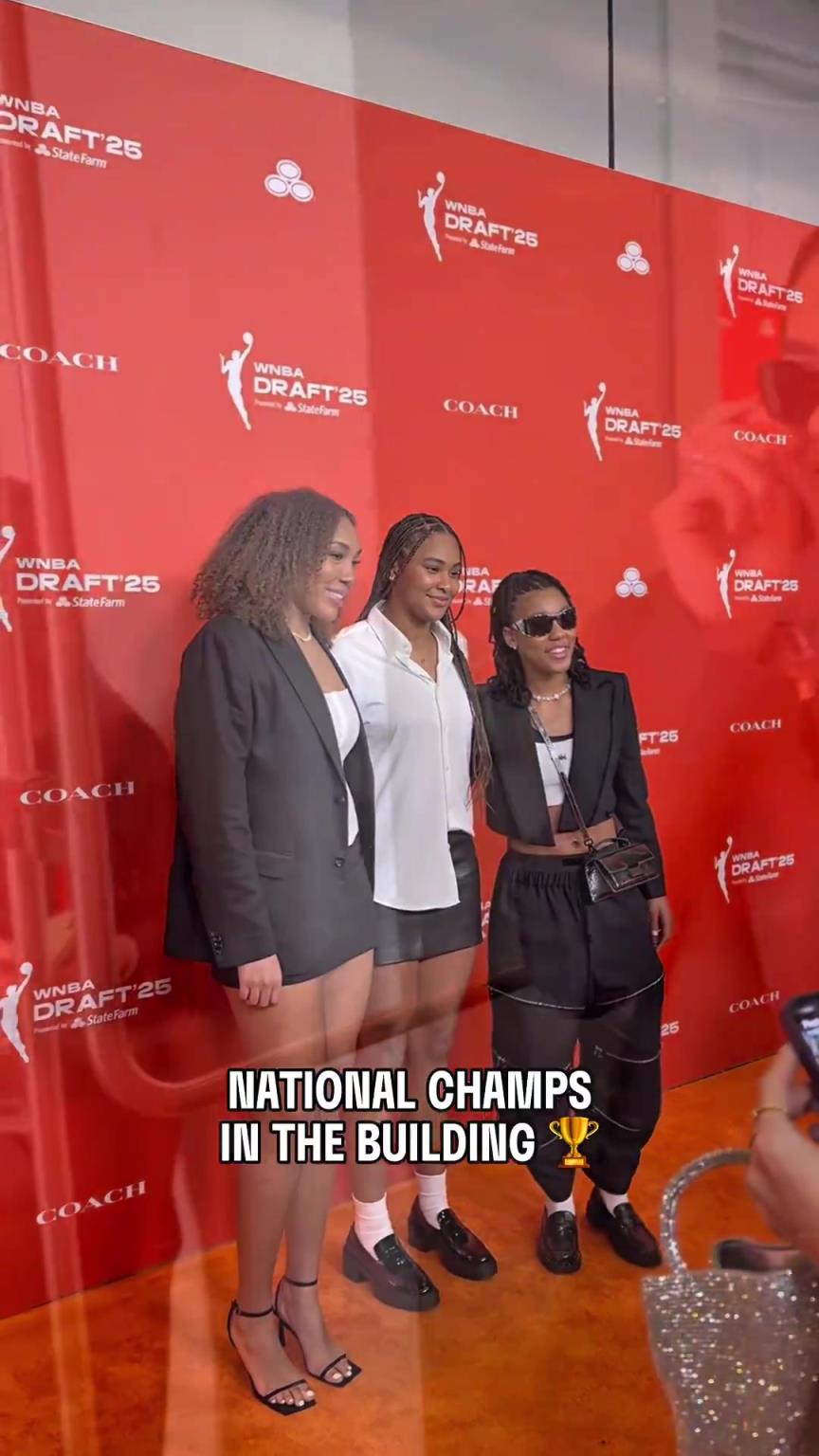 吧友們有喜歡的嗎？WNBA選秀大會(huì)上，到處都有靚麗的風(fēng)景線