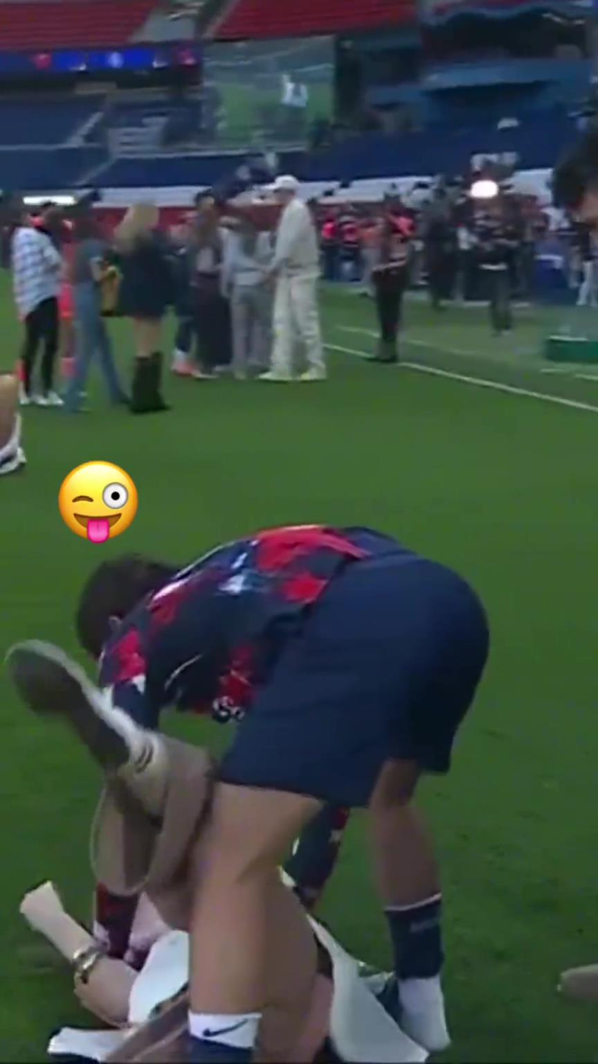 玩這么花！？內維斯在家人面前把自己女友按倒在地