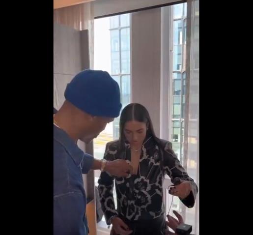 威嫂看到要打人的！威少上手幫WNBA妹子整理胸前的衣服