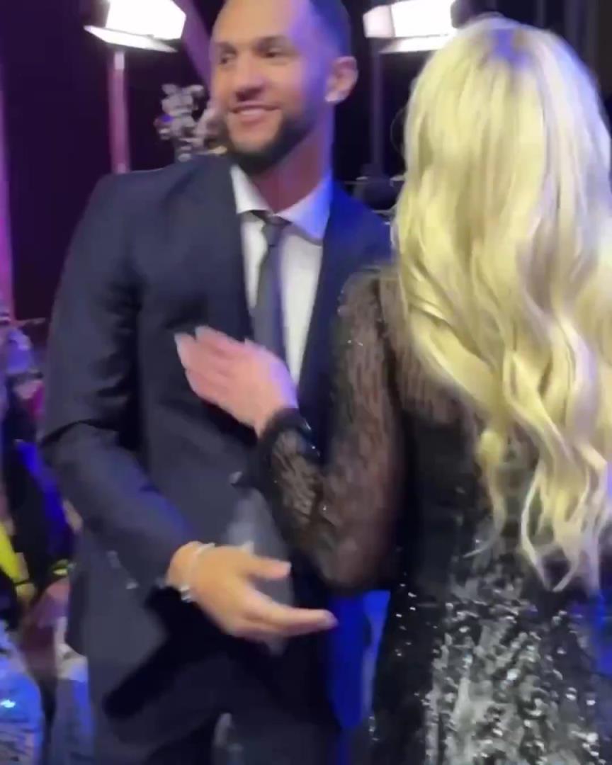 身材姣好！薩格斯的女友海莉被芝加哥天空選中！兩人接吻慶祝