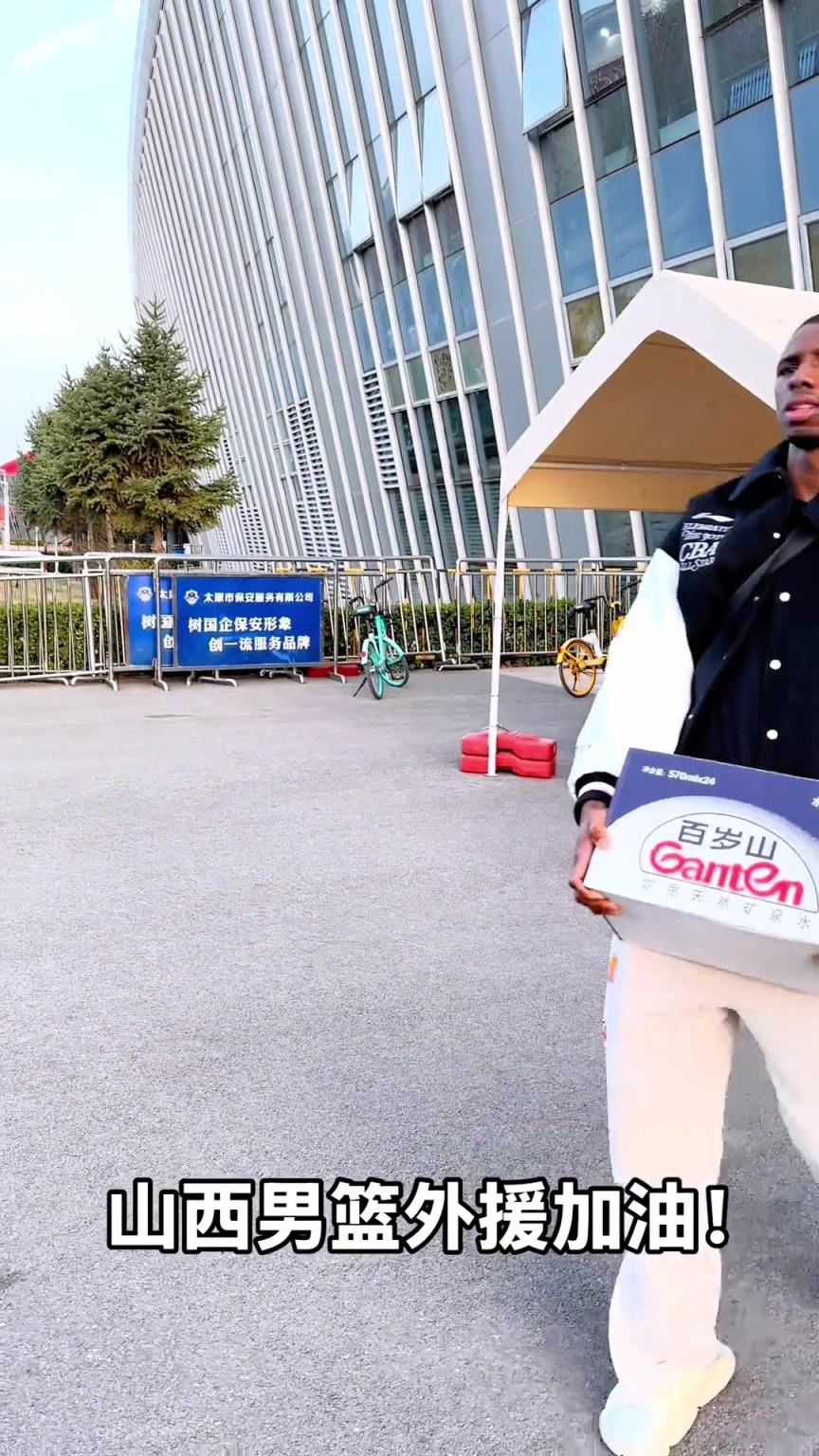 不是！你們山西外援合同還包括搬水的？