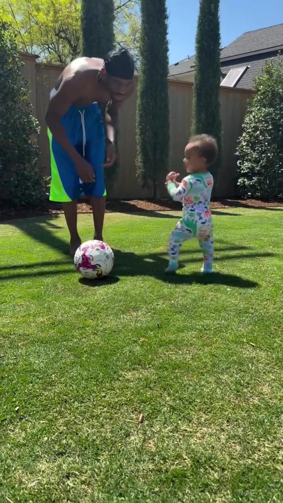 足球要從娃娃抓起！SGA帶娃踢足球，小孩摔倒時鼓掌“嘲笑”！